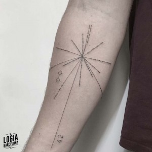 tatuaje_brazo_geometrico_logiabarcelona_moly_moonlight